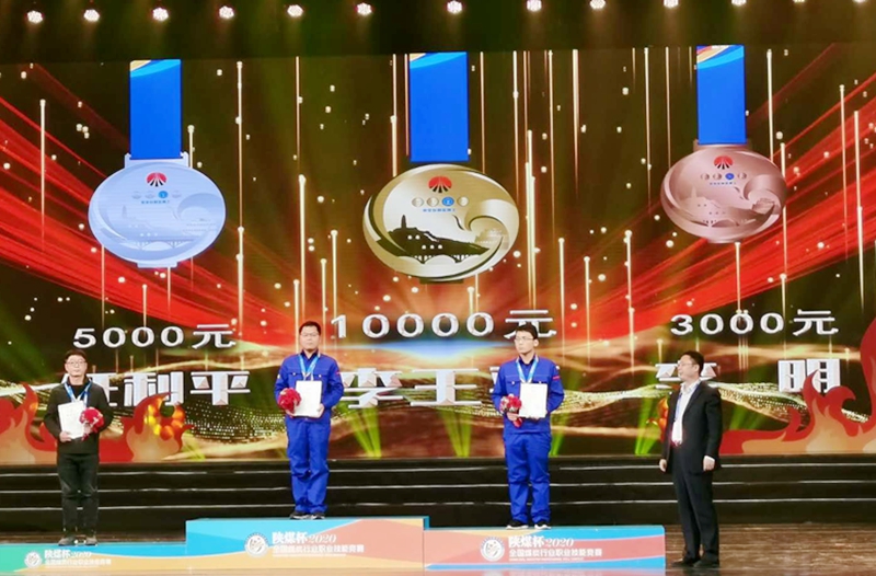 李明領(lǐng)獎.jpg 李明領(lǐng)獎.jpg